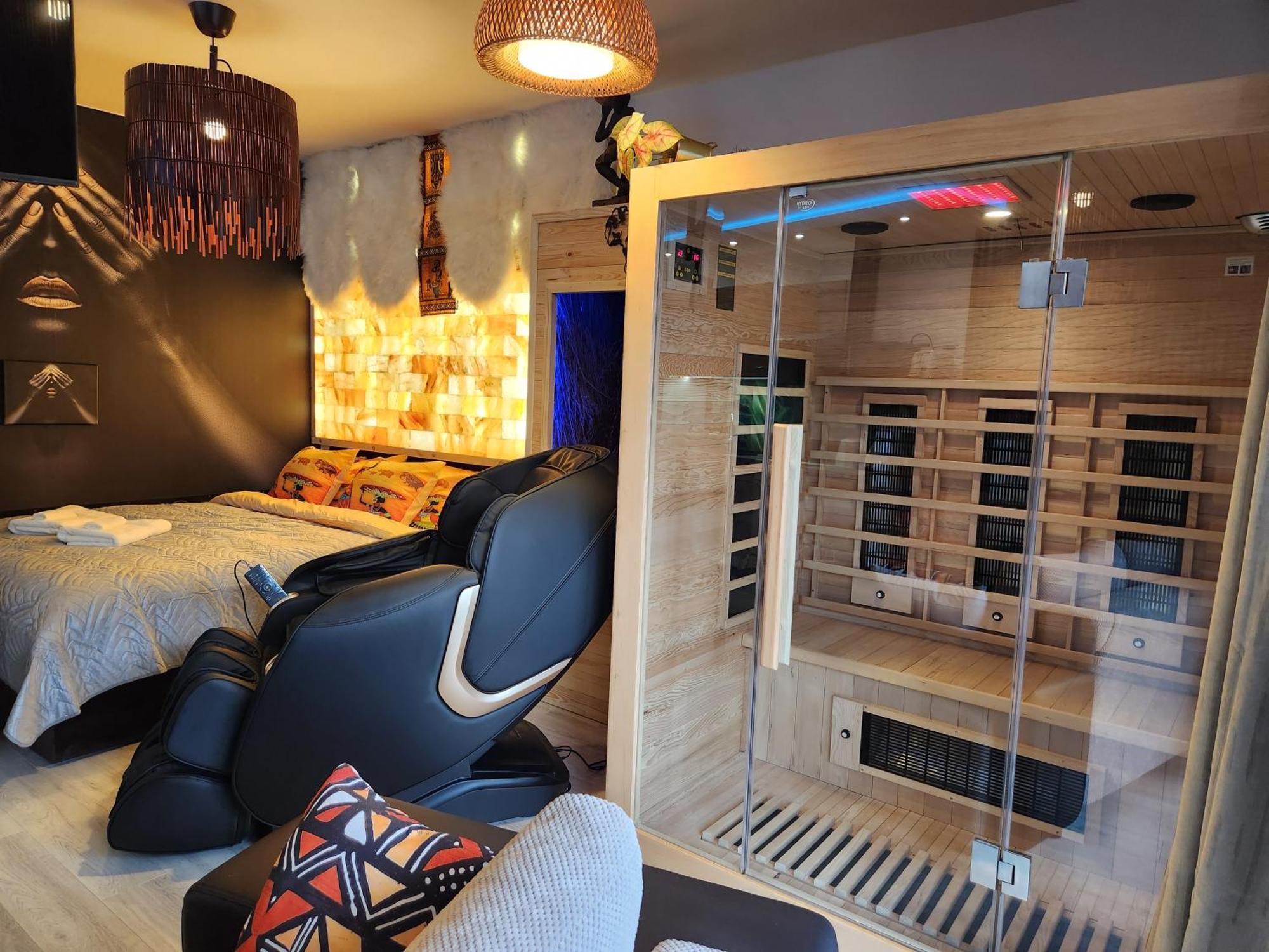 Chmielna Prestige With Luxury Jacuzzi And Sauna! Selected Also Feature A Massage Chair And Himalayan Salt With Color Therapy Salt Forest Apartment Danzig