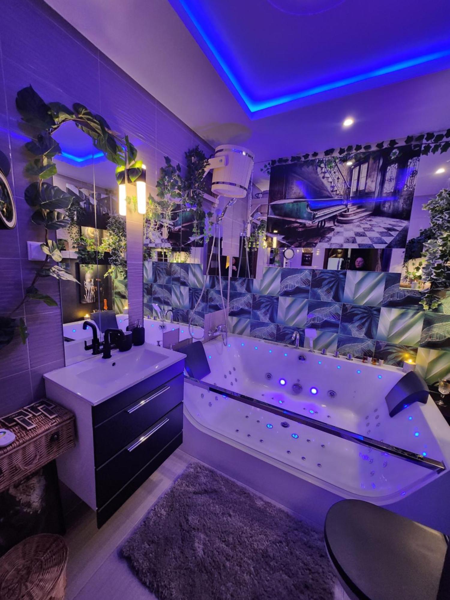 Apartment Chmielna Prestige With Luxury Jacuzzi And Sauna! Selected Also Feature A Massage Chair And Himalayan Salt With Color Therapy Salt Forest Danzig