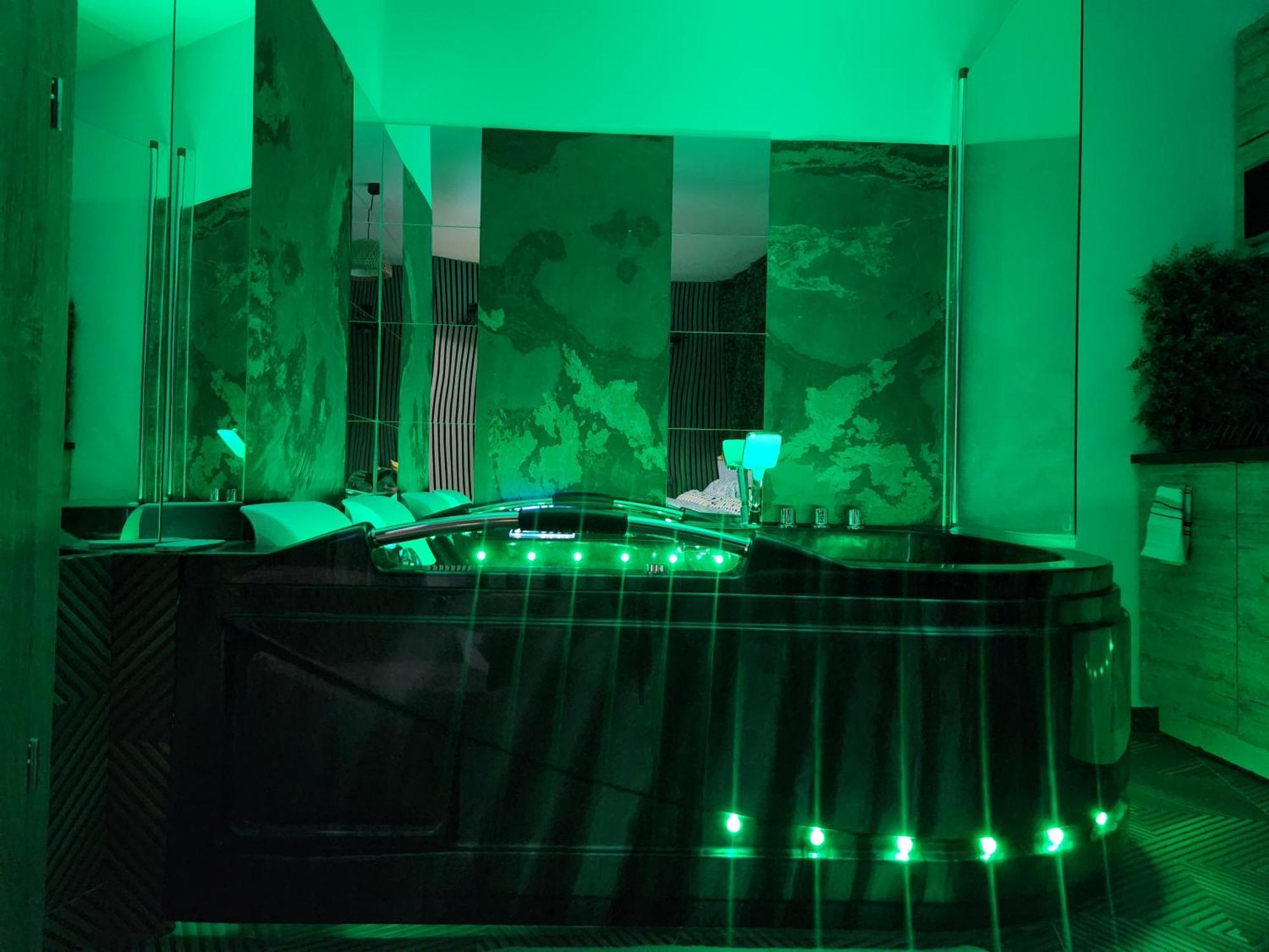 Apartment Chmielna Prestige With Luxury Jacuzzi And Sauna! Selected Also Feature A Massage Chair And Himalayan Salt With Color Therapy Salt Forest *